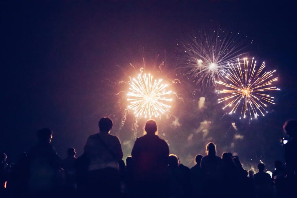 Menschen schauen Feuerwerk