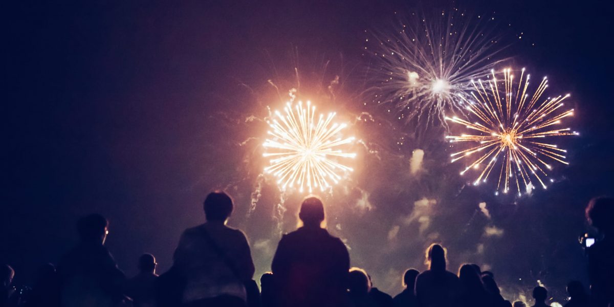 Menschen schauen Feuerwerk