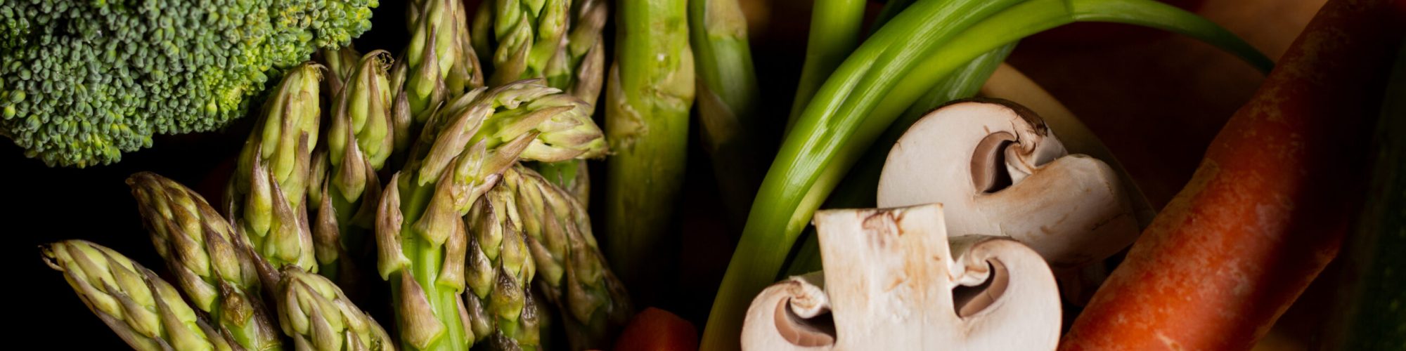 Frisch geerntetes Gemüse in einer Holzschale. Konzept für regionales gesundes Gemüse und eine vielfältige Ernährung